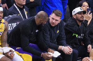 ESPN：湖人易主时东契奇获提前通知后祝贺 詹姆斯未被告知&amp;未发声