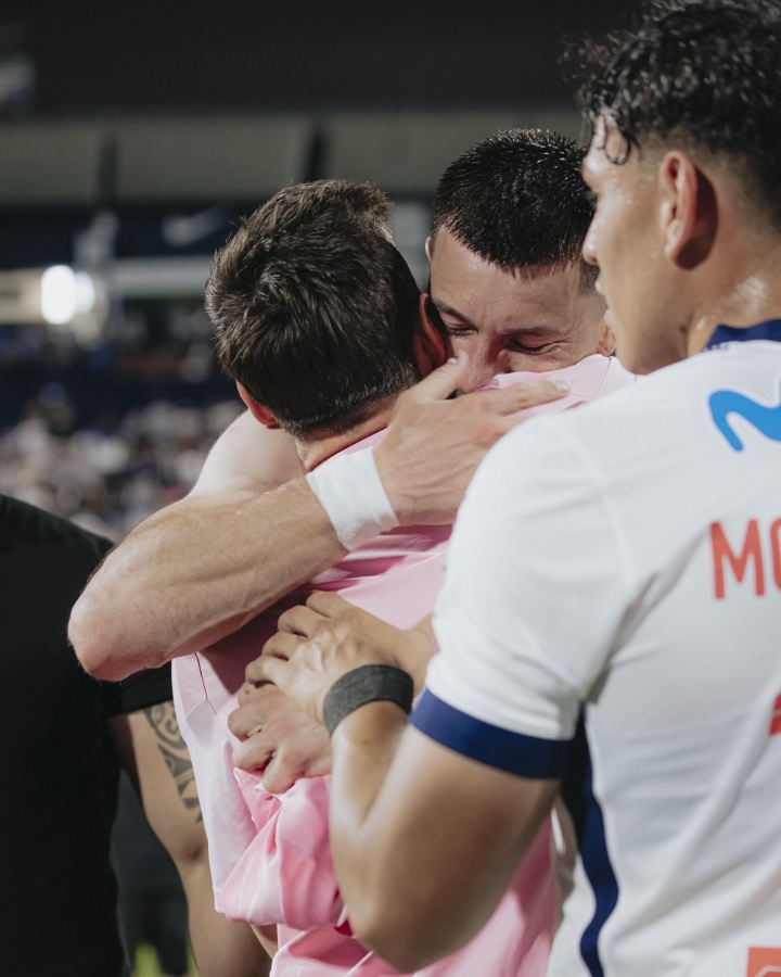 热泪盈眶！利马联盟球员与梅西换球衣后落泪，球员右腿有梅西文身