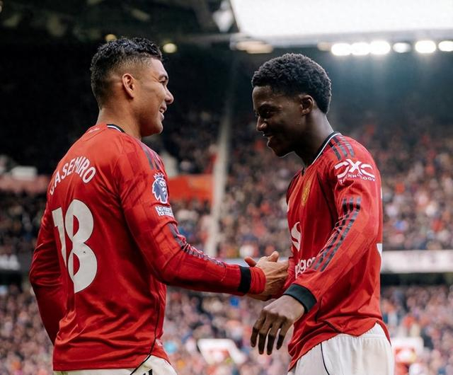 必一运动官网-合同仅剩3个月 曼联愿续约34岁胖虎 球迷高喊“再踢1年”挽留|卡塞米罗|皇家马德里|阿莫林|梅努|谈判_新浪体育_新浪新闻